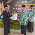Penyerahan Hasil Sidang Komisi MUI Indramayu Diserahkan Oleh Dewan Penasehat Kepada Ketua Umum