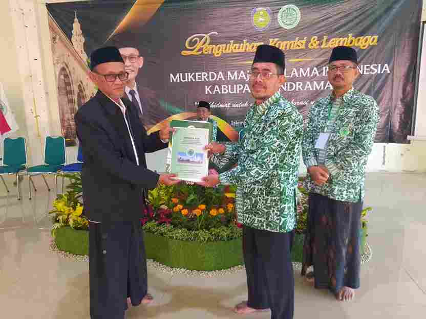 Penyerahan Hasil Sidang Komisi MUI Indramayu Diserahkan Oleh Dewan Penasehat Kepada Ketua Umum