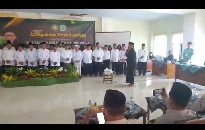 Pengukuhan Komisi dan Lembaga MUI Indramayu oleh Ketua Umum MUI Indramayu KH. Syaerozi Bilal